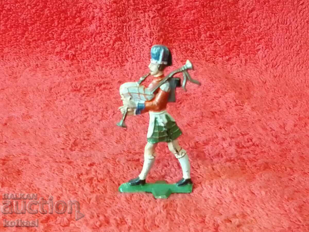 Veche figură din metal a unui soldat muzician
