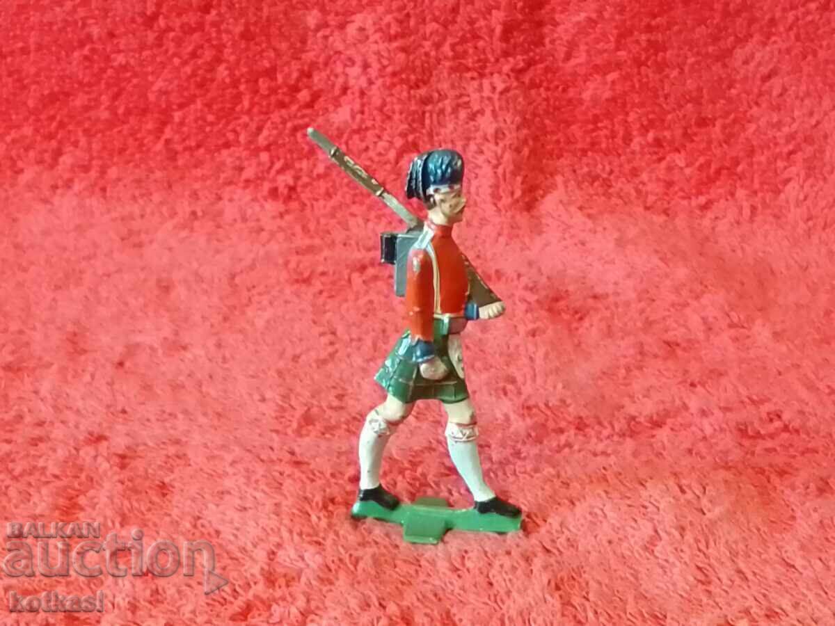 Стара метална фигура на Войник  с пушка с цена 12.50 лв. | € 6.39