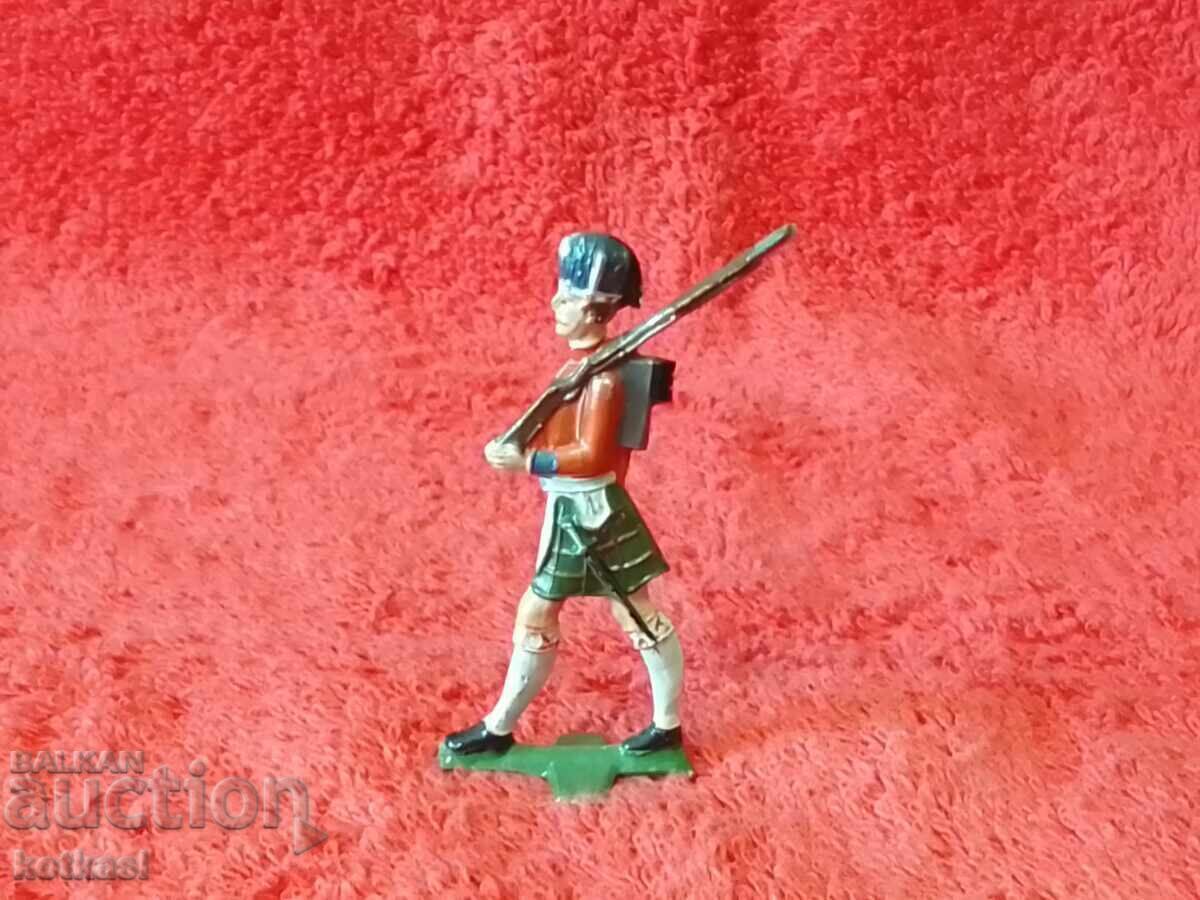 Стара метална фигура на Войник  с пушка