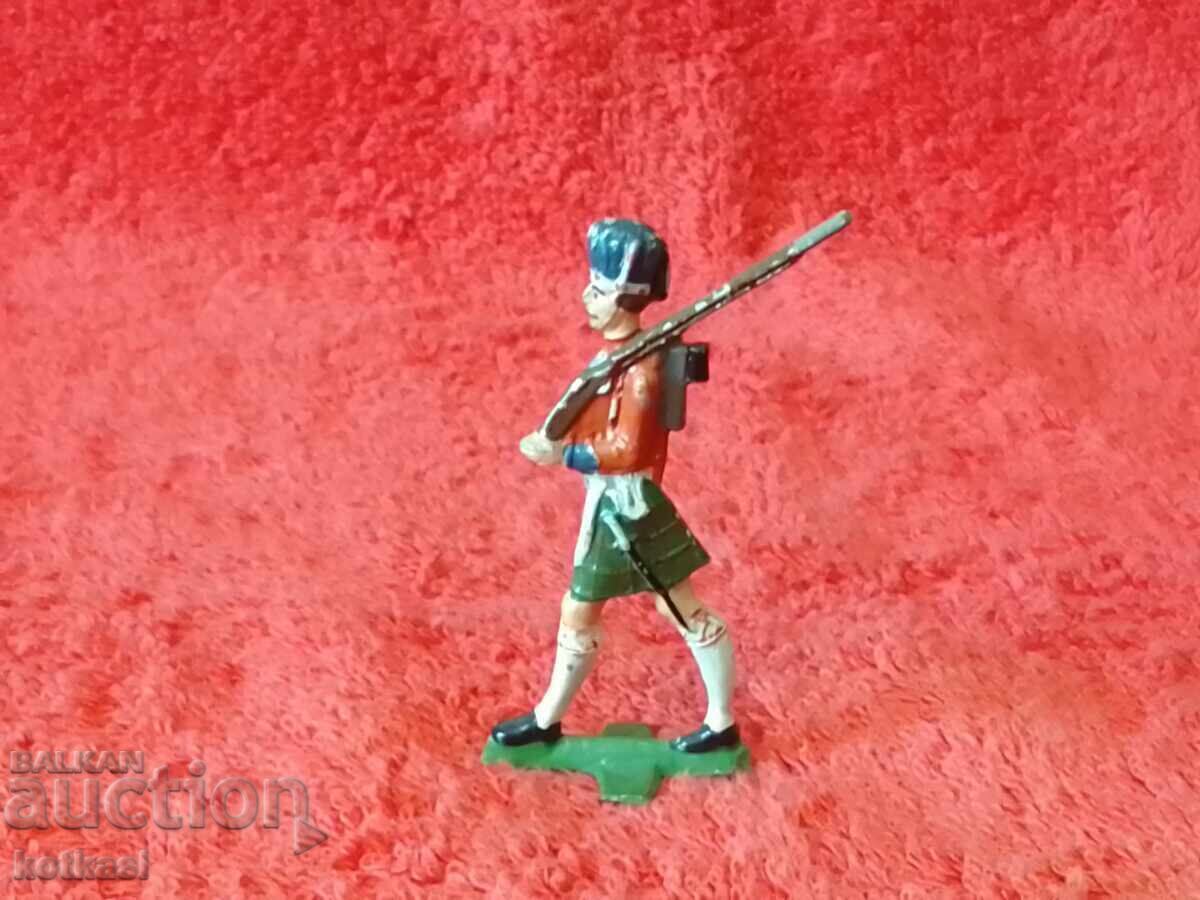 Стара метална фигура на Войник с пушка с цена 12.50 лв. | € 6.39 Стара метална фигура на Войник с пушка с цена 12.50 лв. | € 6.39