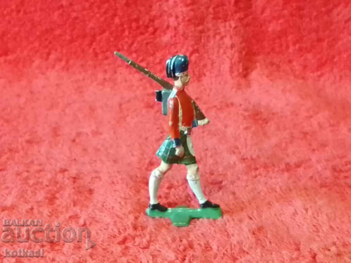 Стара метална фигура на Войник с пушка Стара метална фигура на Войник с пушка