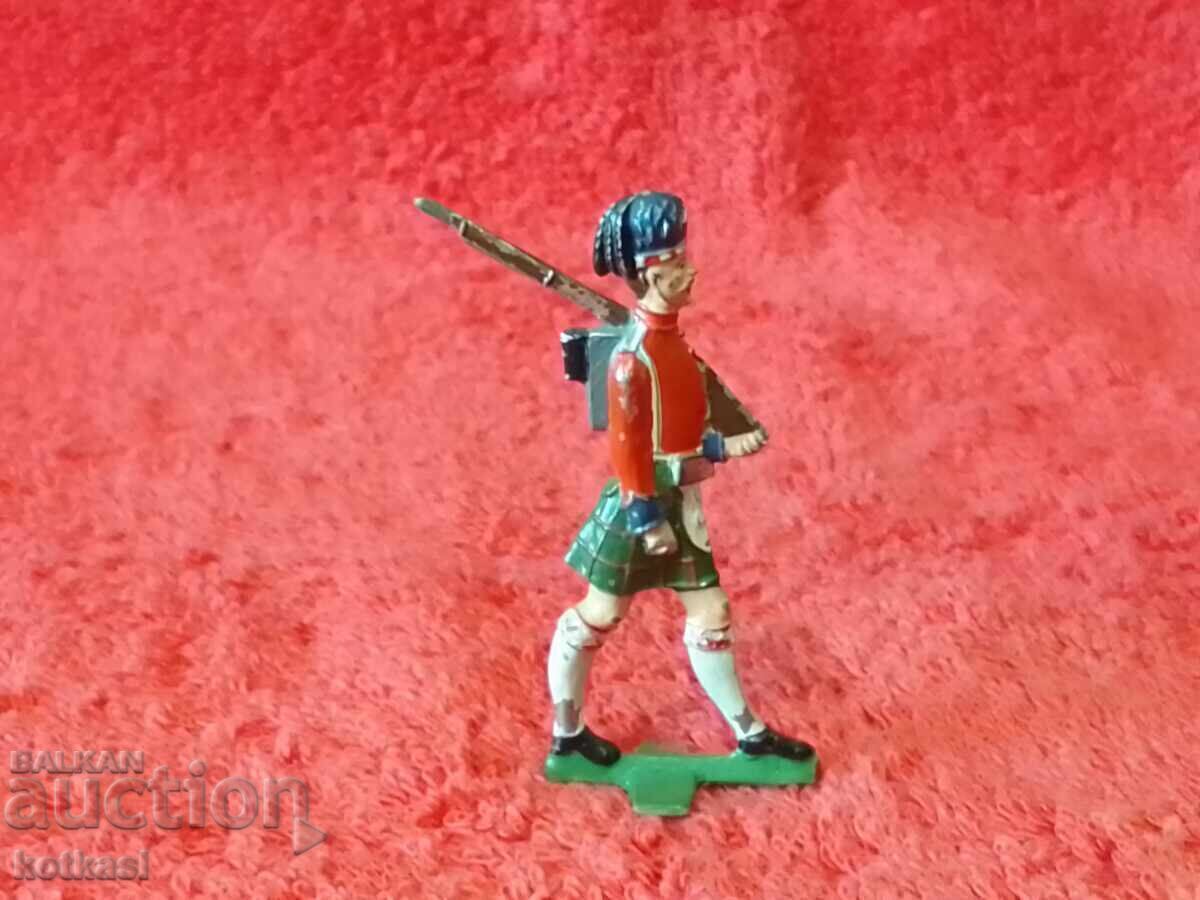 Стара метална фигура на Войник с пушка с цена 12.50 лв. | € 6.39 Стара метална фигура на Войник с пушка с цена 12.50 лв. | € 6.39