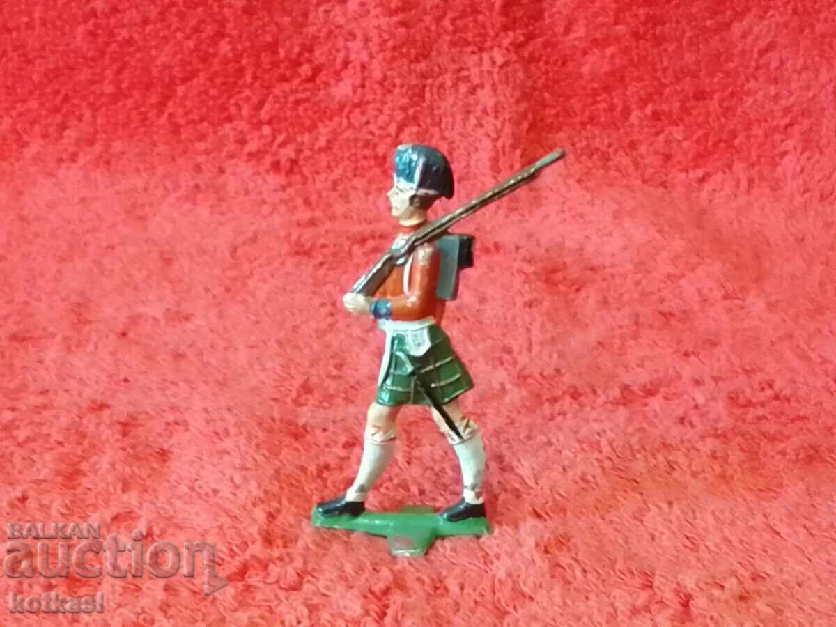 Стара метална фигура на Войник с пушка Стара метална фигура на Войник с пушка