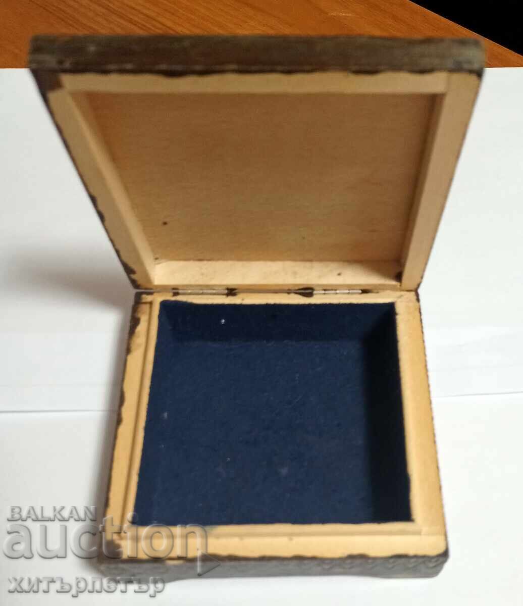 Retro jewelry box with price 1.33 BGN | € 0.68 Retro jewelry box with price 1.33 BGN | € 0.68