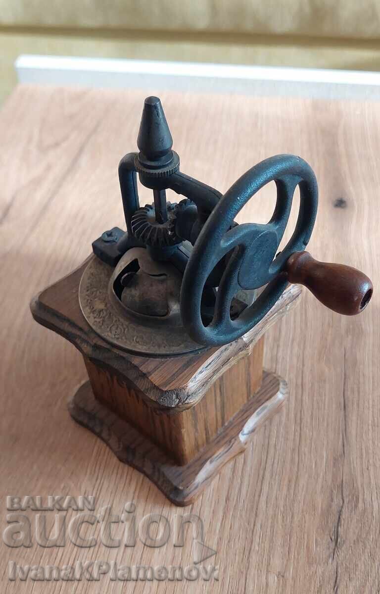 Vintage grinder for collectors with price 40.00 BGN | € 20.45 Vintage grinder for collectors with price 40.00 BGN | € 20.45