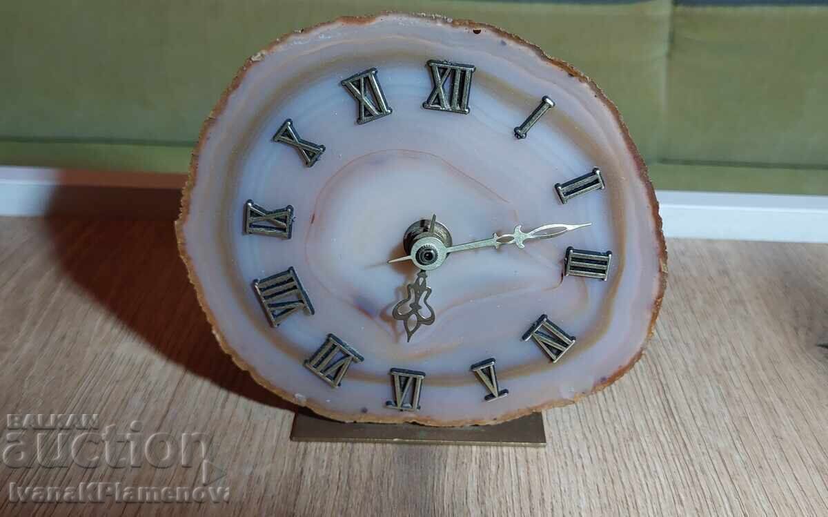 Часовник от естествен минерал кварцов с цена 28.00 лв. | € 14.32 Часовник от естествен минерал кварцов с цена 28.00 лв. | € 14.32