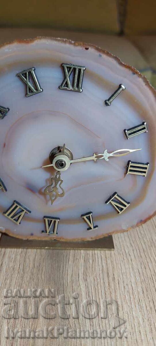 Аукцион Часовник от естествен минерал кварцов Аукцион Часовник от естествен минерал кварцов