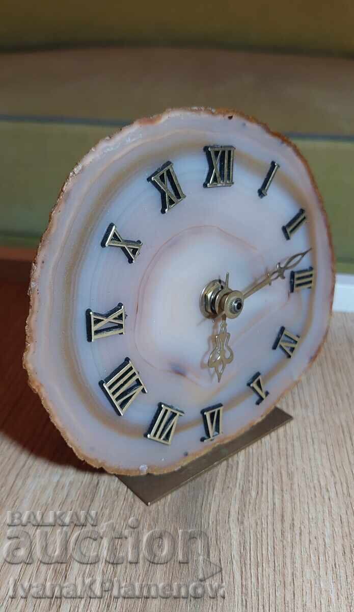 Доставка на Часовник от естествен минерал кварцов Доставка на Часовник от естествен минерал кварцов