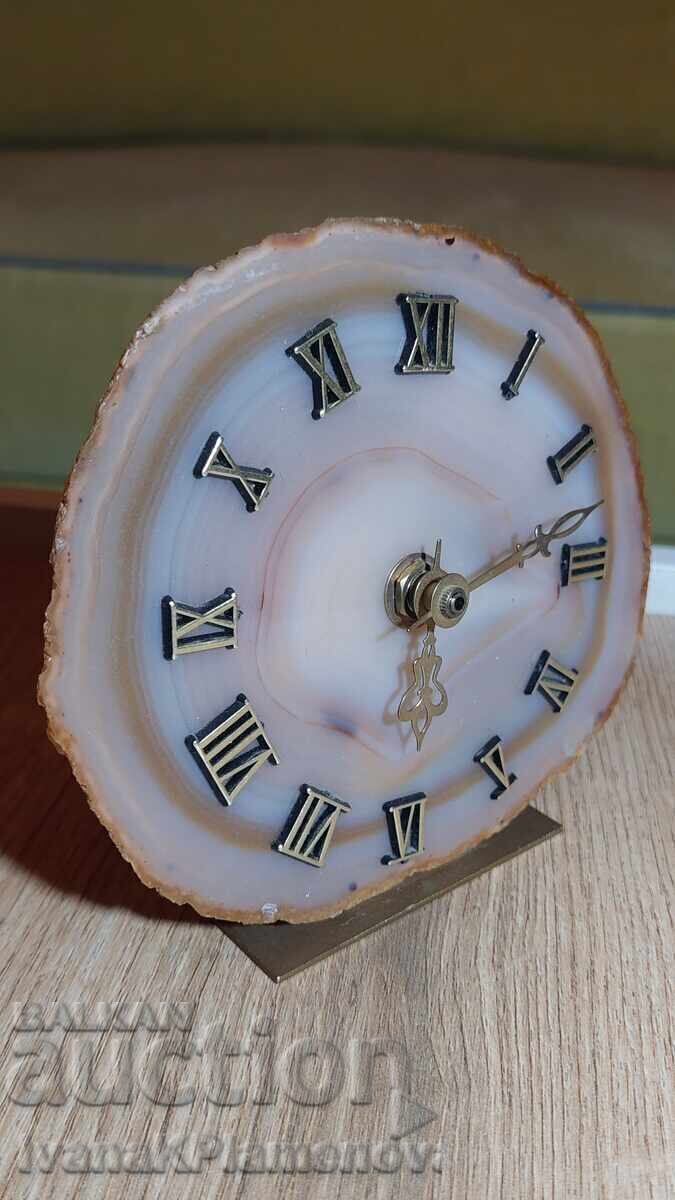 Часовник от естествен минерал кварцов Часовник от естествен минерал кварцов