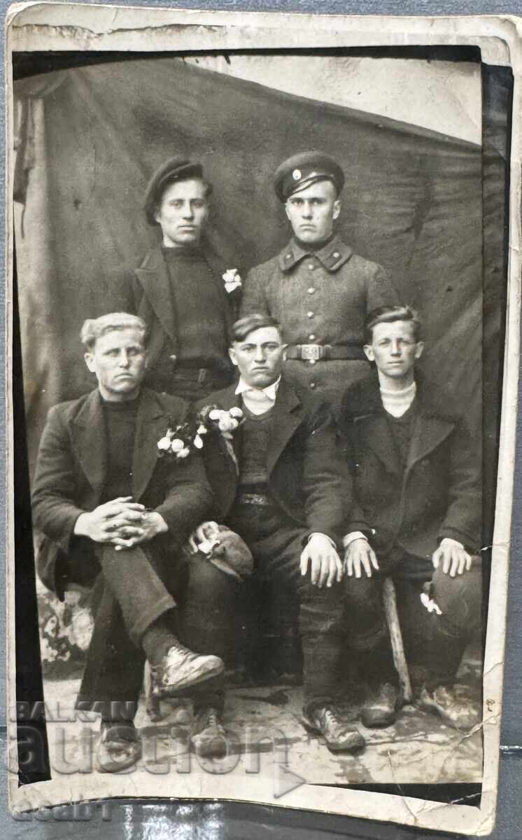 Στρατιώτης με φίλους για ανάμνηση