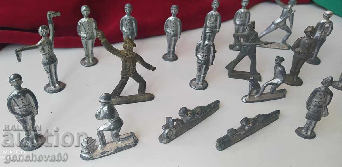 LOT of 21 old lead soldiers with price € 40.00 | 78.23 BGN LOT of 21 old lead soldiers with price € 40.00 | 78.23 BGN