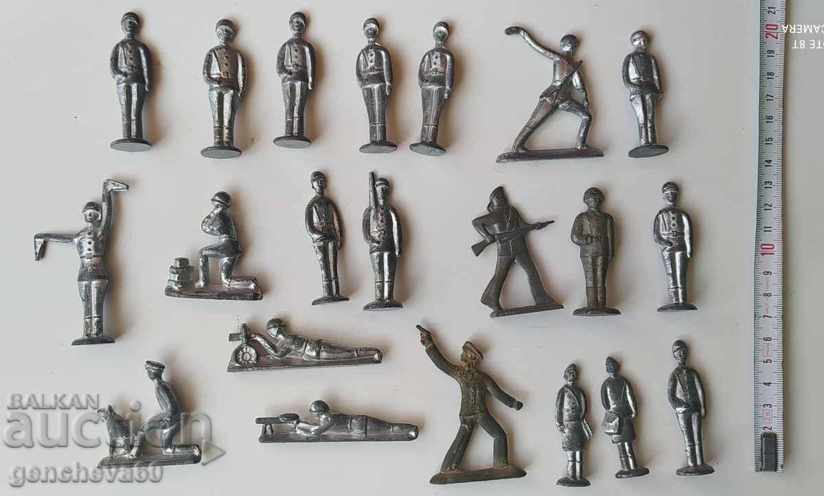 Auction LOT of 21 old lead soldiers Auction LOT of 21 old lead soldiers