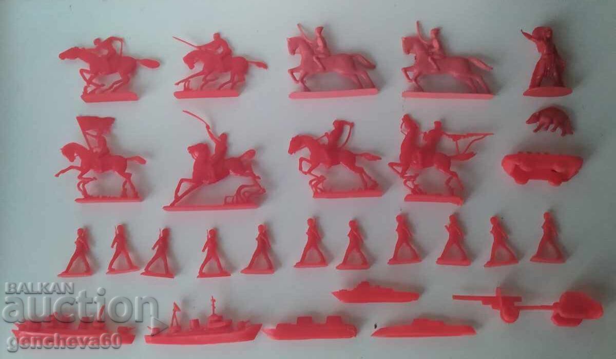 Lot soldați de plastic de la epoca socialistă, armată călare și alții cu preț € 21.00 | 41.07 BGN