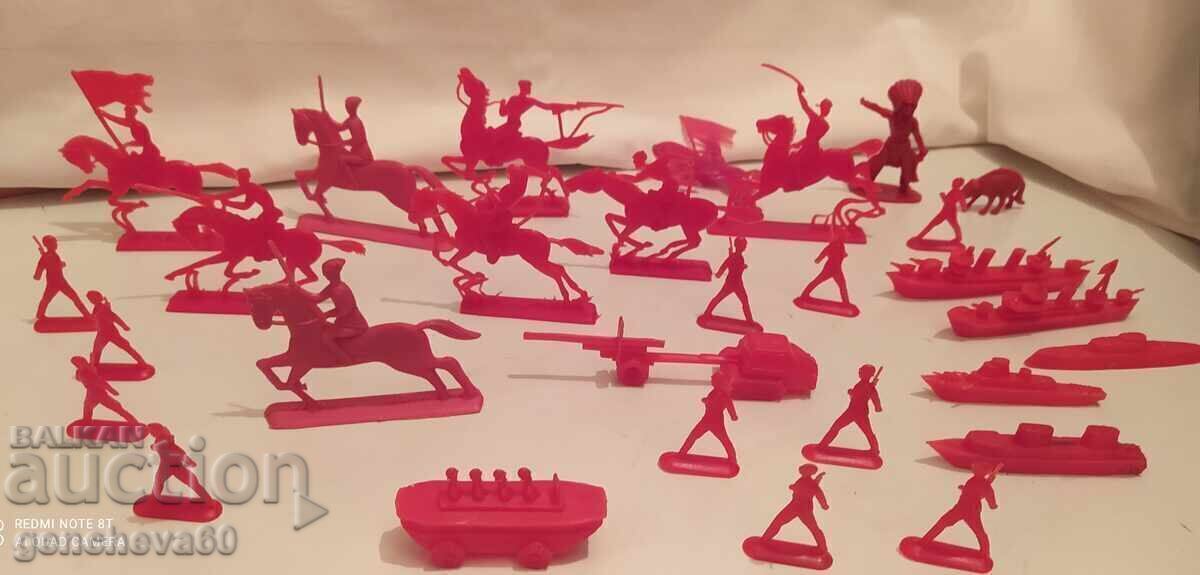Аукцион Лот пластмасови войници от СОЦА конна армия и други Аукцион Лот пластмасови войници от СОЦА конна армия и други