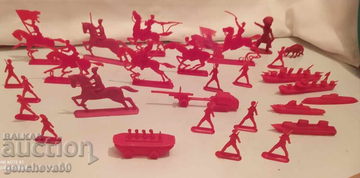 Лот пластмасови войници от СОЦА конна армия и други - 6 Лот пластмасови войници от СОЦА конна армия и други - 6