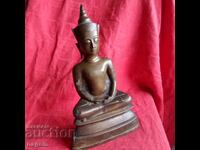 Statuia din bronz a lui Buddha. Aurire.