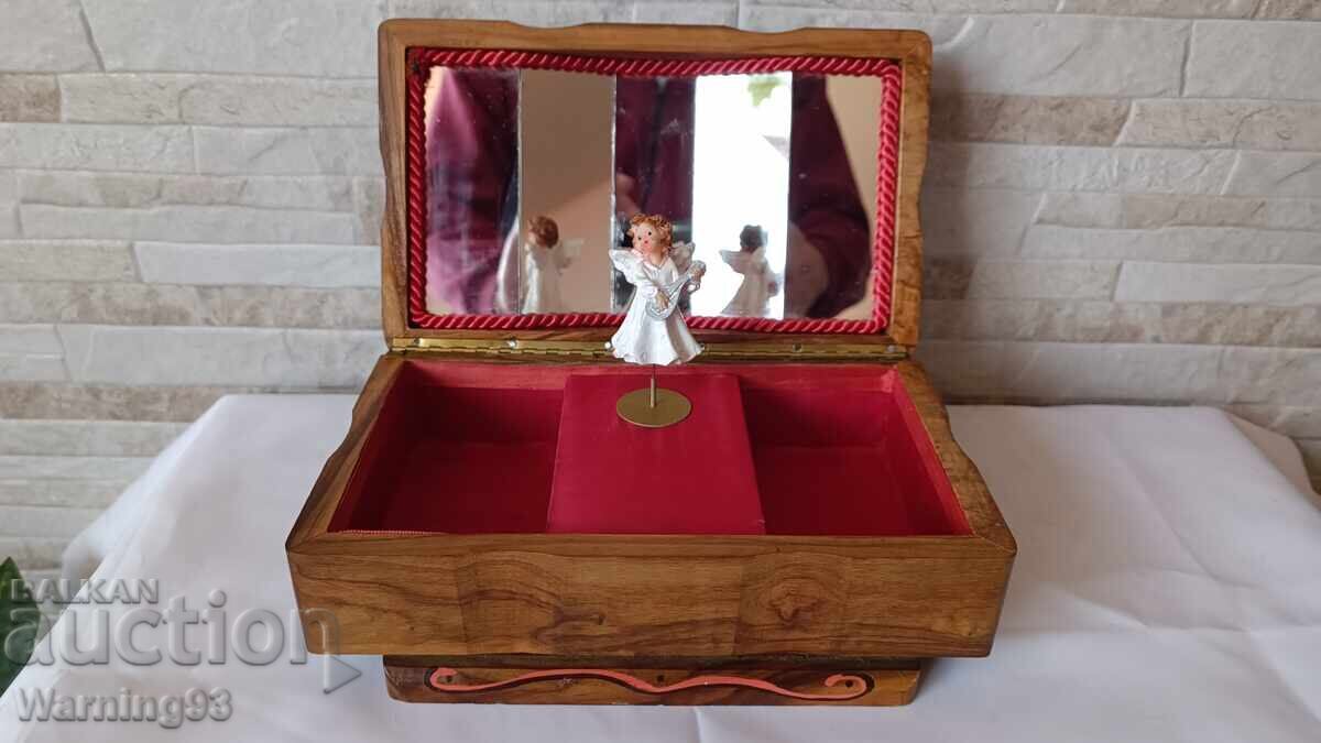 Cutie veche de bijuterii muzicale din lemn cu preț € 34.00 | 66.50 BGN