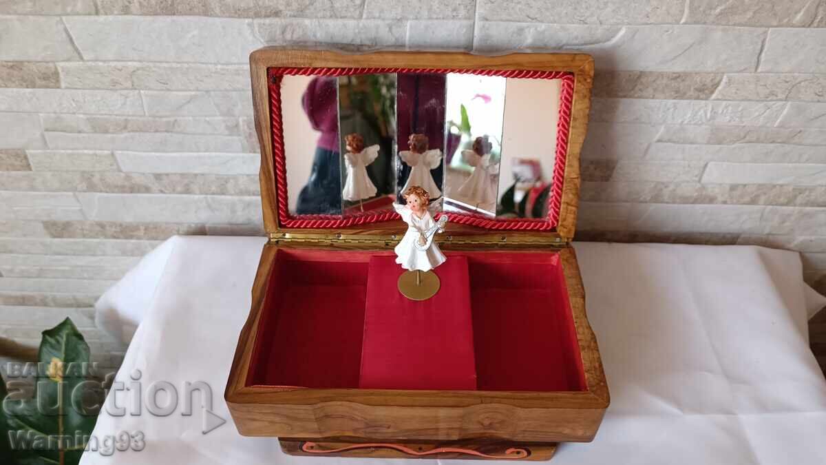 Παλιό ξύλινο μουσικό κουτί κοσμημάτων