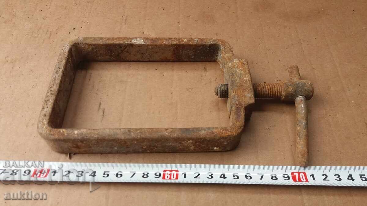 CUREA VECHE EXCELENTĂ cu preț 4.99 BGN | € 2.55