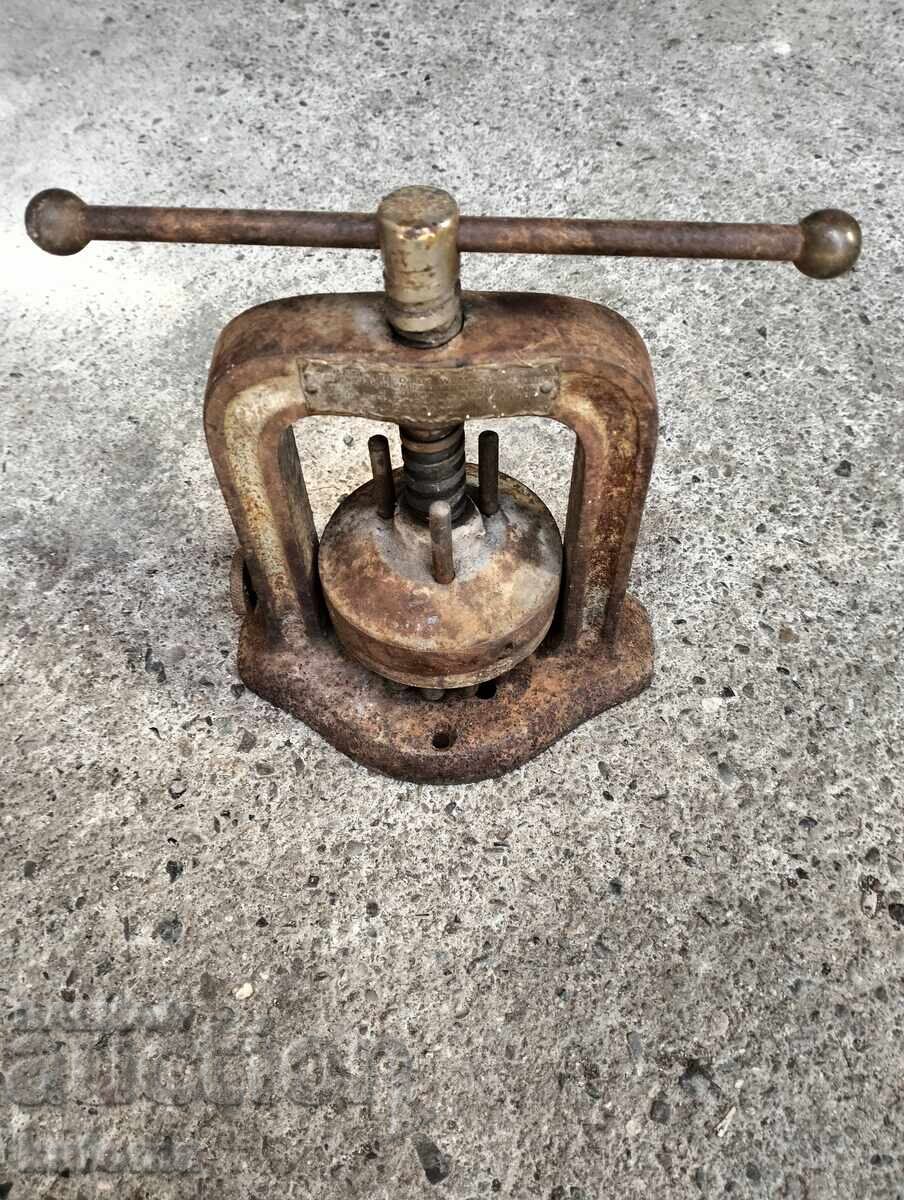 Old dental crown making press with price 279.99 BGN | € 143.16 Old dental crown making press with price 279.99 BGN | € 143.16