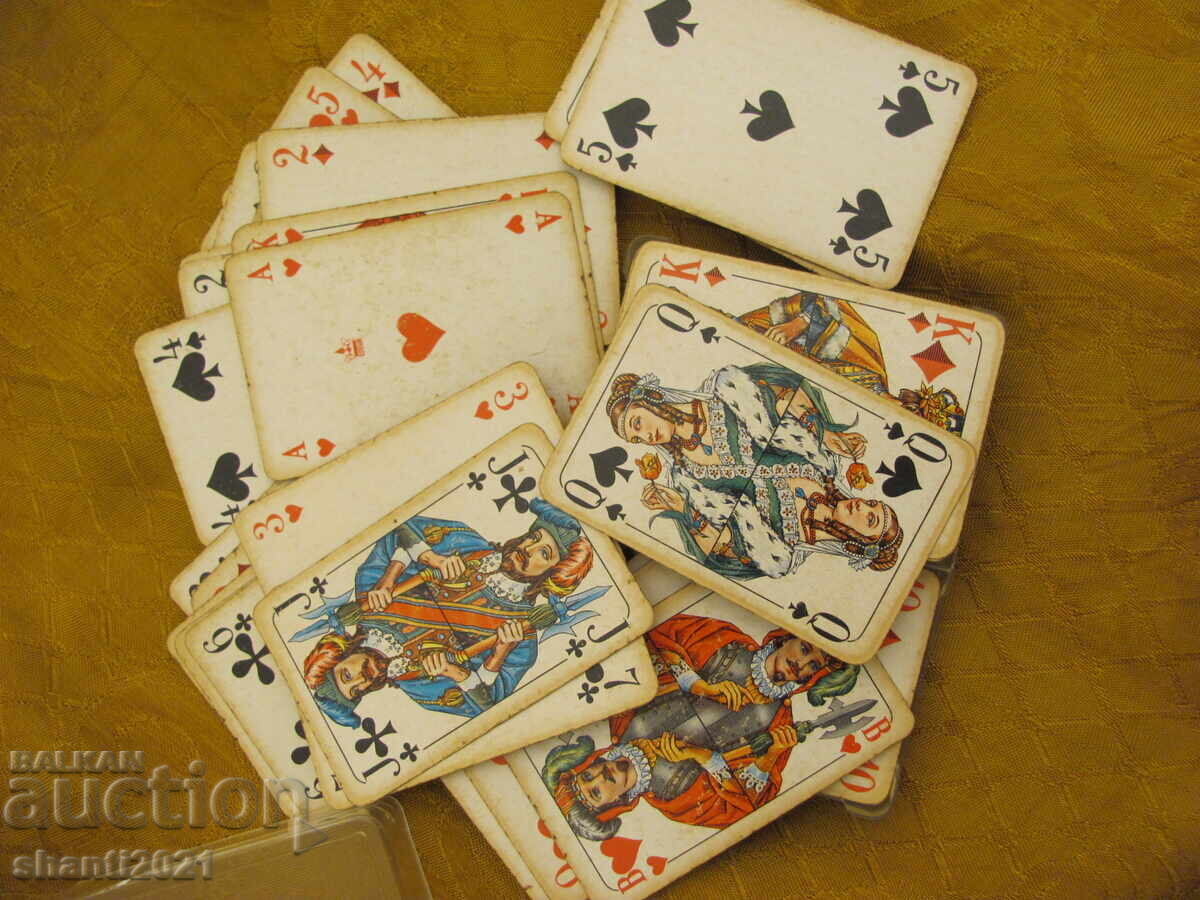 Delivery of Vintage 2 decks of playing cards (plastic box)