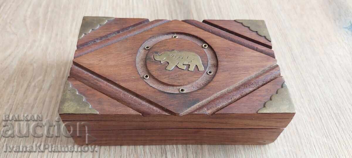 Wooden box with brass fittings for connoisseurs, excellent Wooden box with brass fittings for connoisseurs, excellent