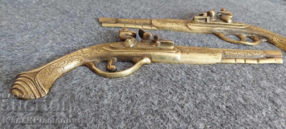 Livrarea Pistoale din bronz Pan pentru cunoscători