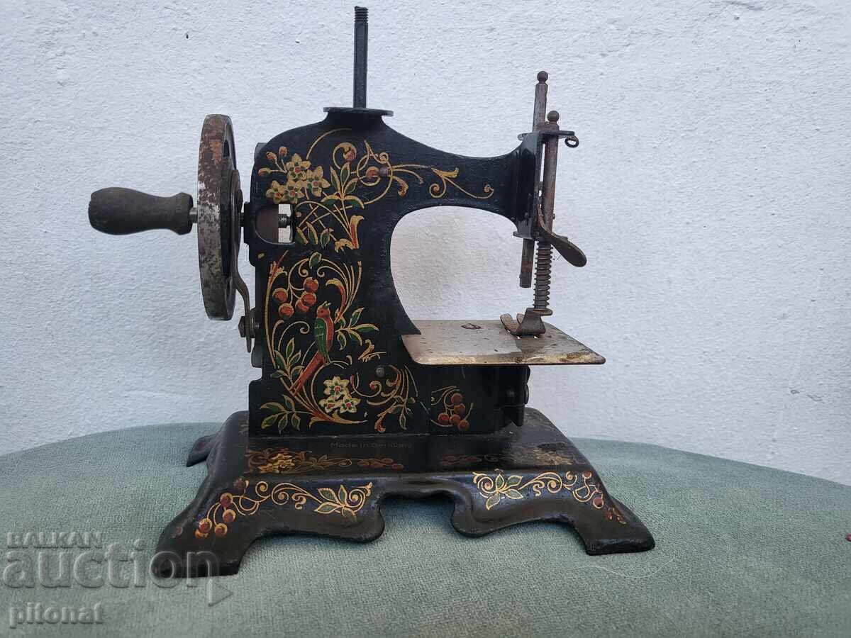 Old children's sewing machine Germany Old children's sewing machine Germany