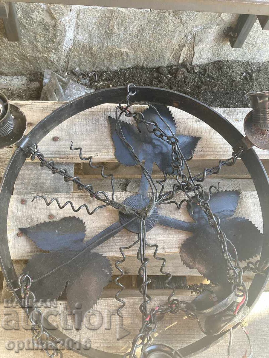 Un candelabru cu preț 45.00 BGN | € 23.01 Un candelabru cu preț 45.00 BGN | € 23.01