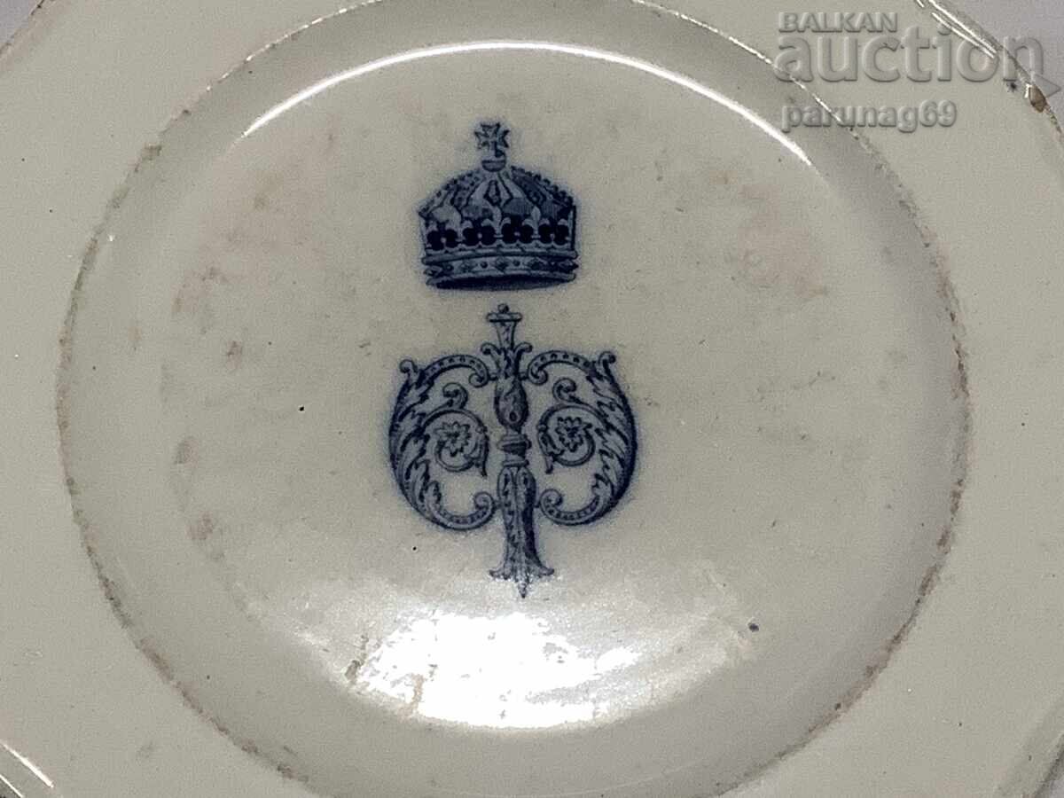Auction Porcelain plate from the royal service of King Ferdinand I Auction Porcelain plate from the royal service of King Ferdinand I