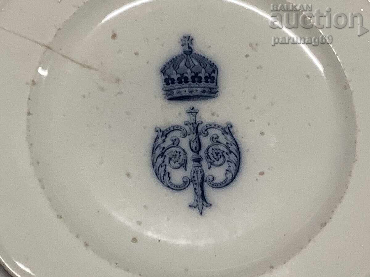 Auction Porcelain plate from the royal service of King Ferdinand I Auction Porcelain plate from the royal service of King Ferdinand I