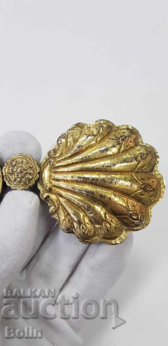 Δημοπρασία Όμορφη σφυρηλατημένη αναγεννησιακή πόρπη, πόρπες με επιχρύσωση υδραργύρου