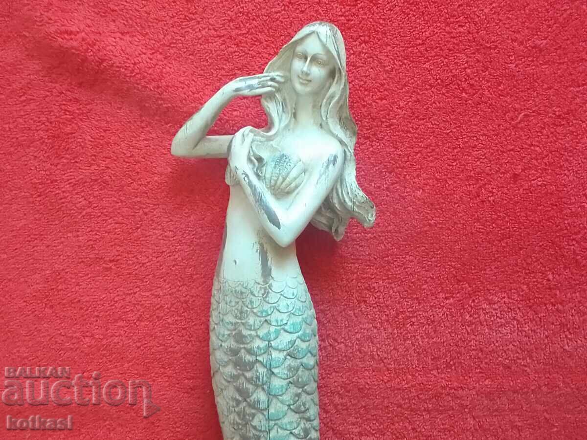 Παράδοση Παλιό ειδώλιο γοργόνας θαλάσσιας νύμφης, ύψους περίπου 42 cm. Παράδοση Παλιό ειδώλιο γοργόνας θαλάσσιας νύμφης, ύψους περίπου 42 cm.