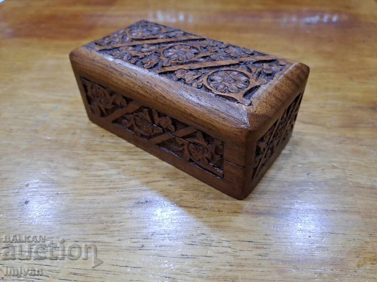 Cutie sculptură în lemn cu preț 45.00 BGN | € 23.01