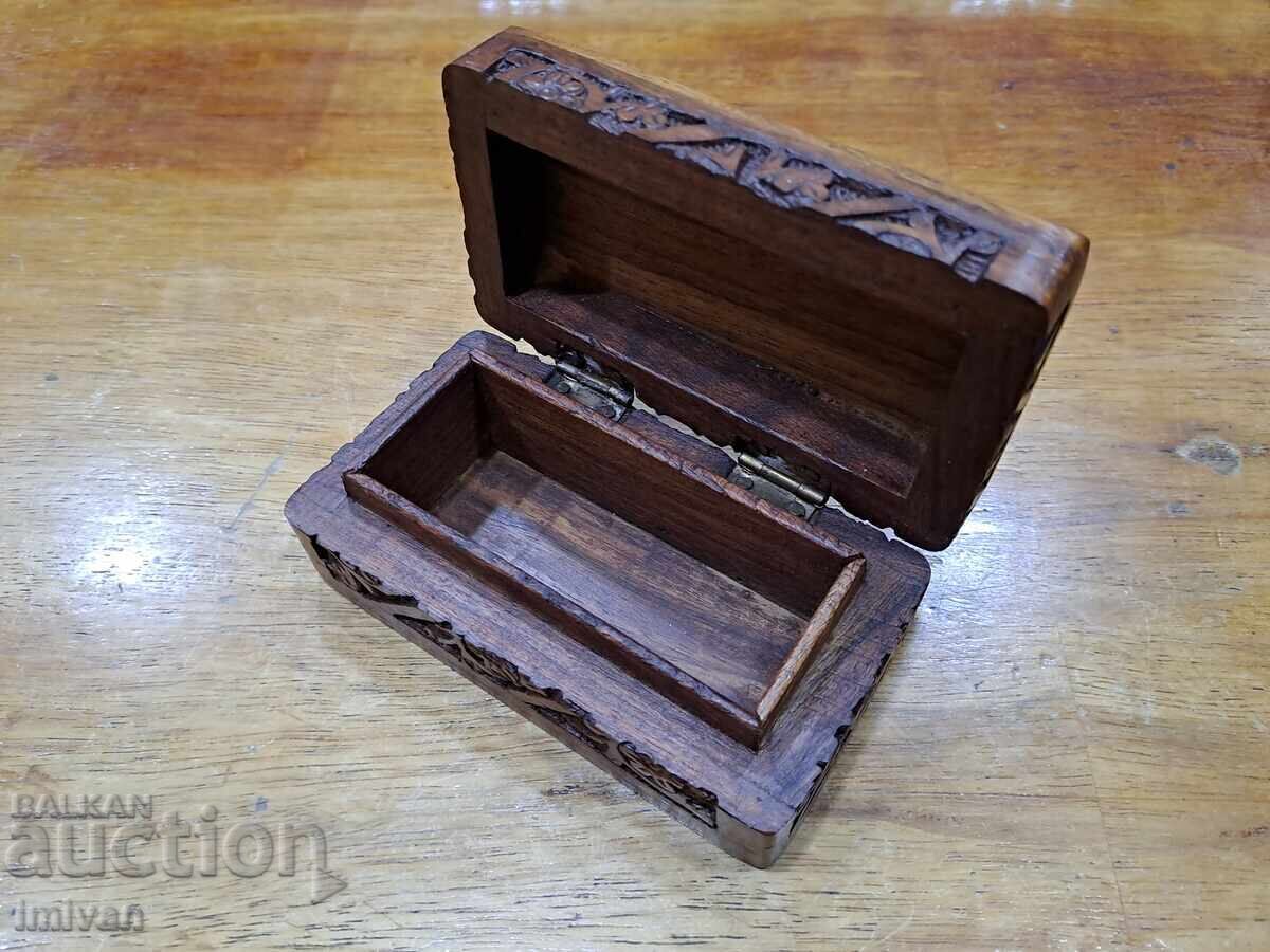 Licitație Cutie sculptură în lemn