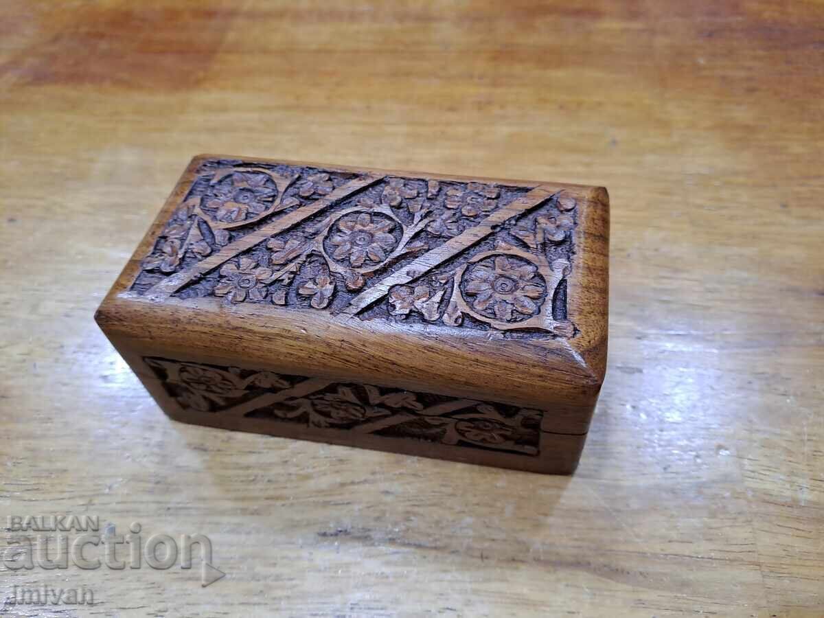 Cutie sculptură în lemn