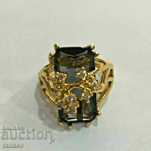 Auction An exquisite ring with a large emerald Auction An exquisite ring with a large emerald