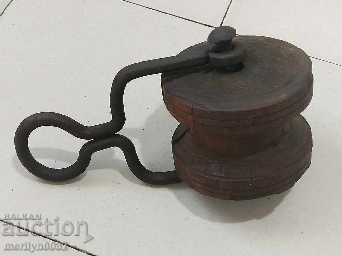 Παλιά ξύλινη τροχαλία, τροχαλία, σφυρήλατο σίδερο με τιμή 68.00 BGN | € 34.77 Παλιά ξύλινη τροχαλία, τροχαλία, σφυρήλατο σίδερο με τιμή 68.00 BGN | € 34.77