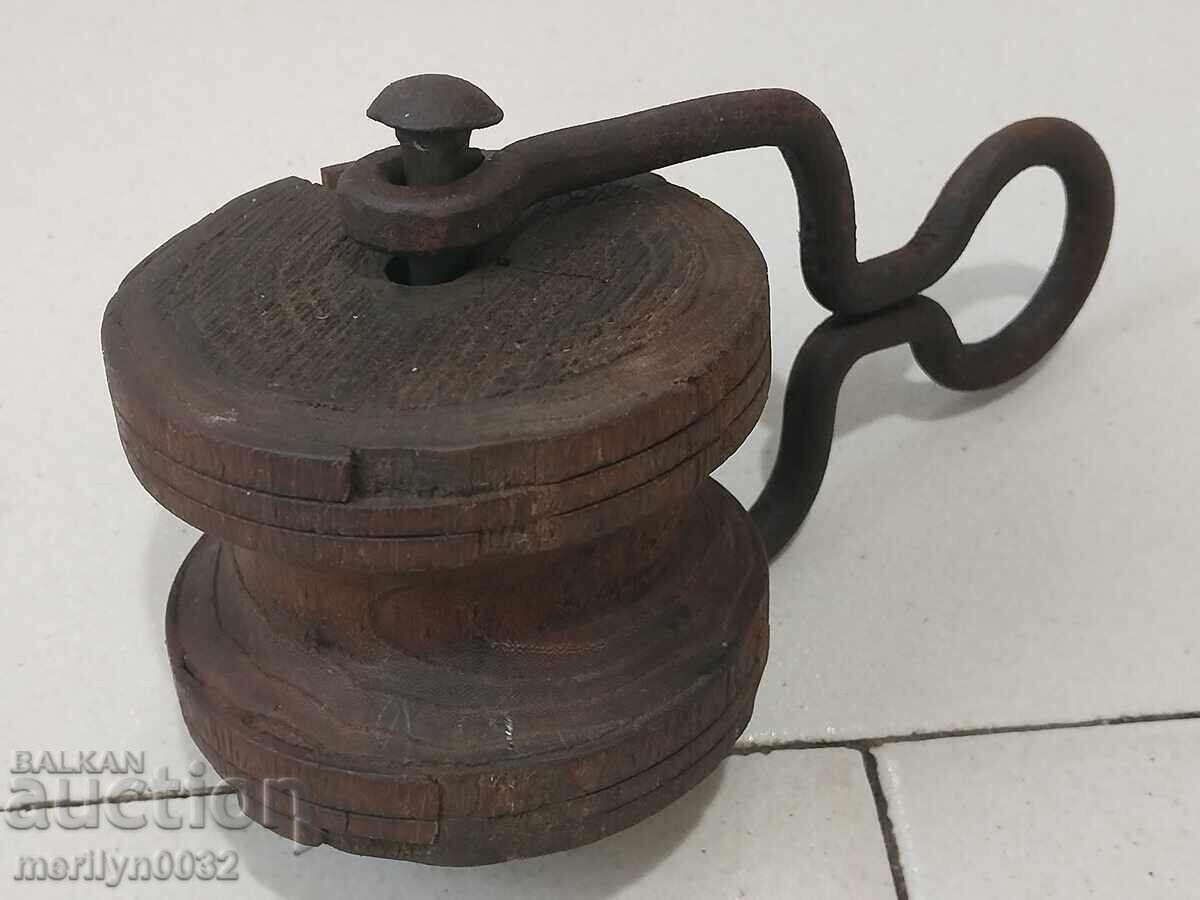 Παράδοση Παλιά ξύλινη τροχαλία, τροχαλία, σφυρήλατο σίδερο Παράδοση Παλιά ξύλινη τροχαλία, τροχαλία, σφυρήλατο σίδερο