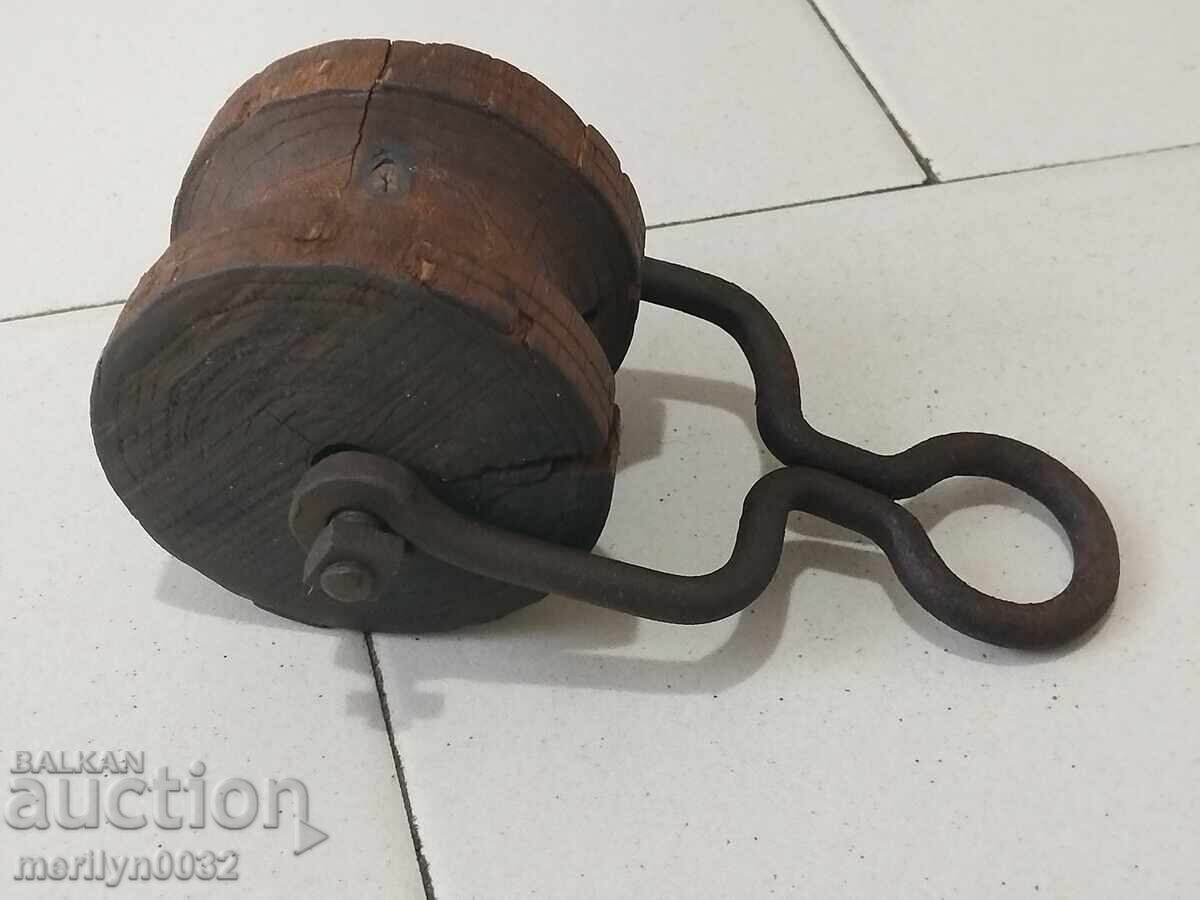 Παλιά ξύλινη τροχαλία, τροχαλία, σφυρήλατο σίδερο Παλιά ξύλινη τροχαλία, τροχαλία, σφυρήλατο σίδερο