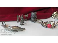 Diverse figurine de colecție din plumb și brelocuri
