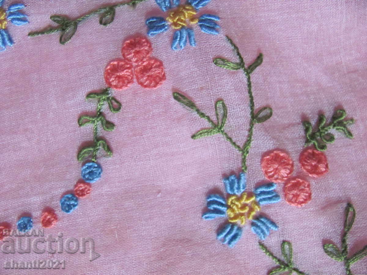 Delivery of 3 pieces of plaid, t-shirts, hand embroidery Delivery of 3 pieces of plaid, t-shirts, hand embroidery