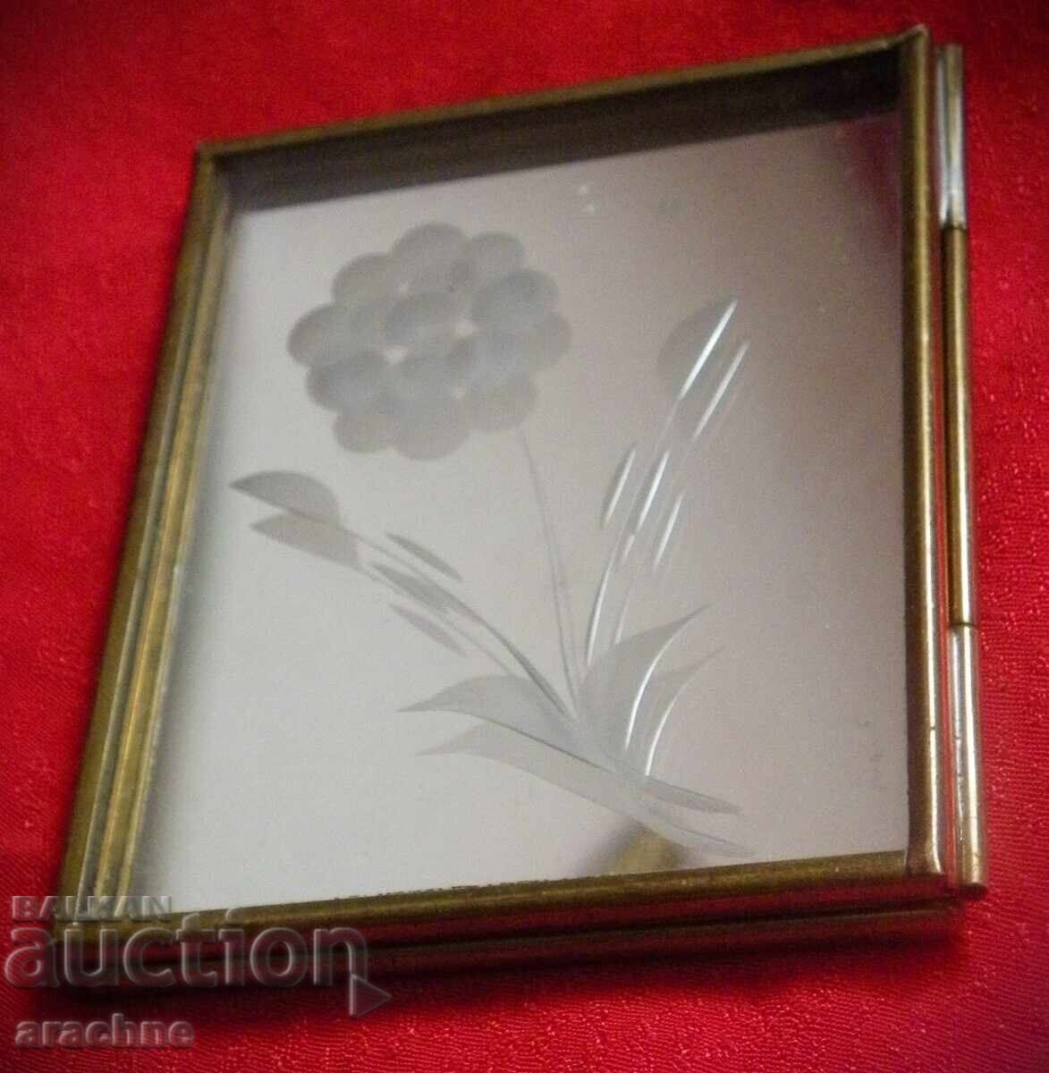 Πρωτότυπος καθρέφτης γυναικείας τσάντας από την αρχή. του 20ου αιώνα. με τιμή 35.00 BGN | € 17.90 Πρωτότυπος καθρέφτης γυναικείας τσάντας από την αρχή. του 20ου αιώνα. με τιμή 35.00 BGN | € 17.90