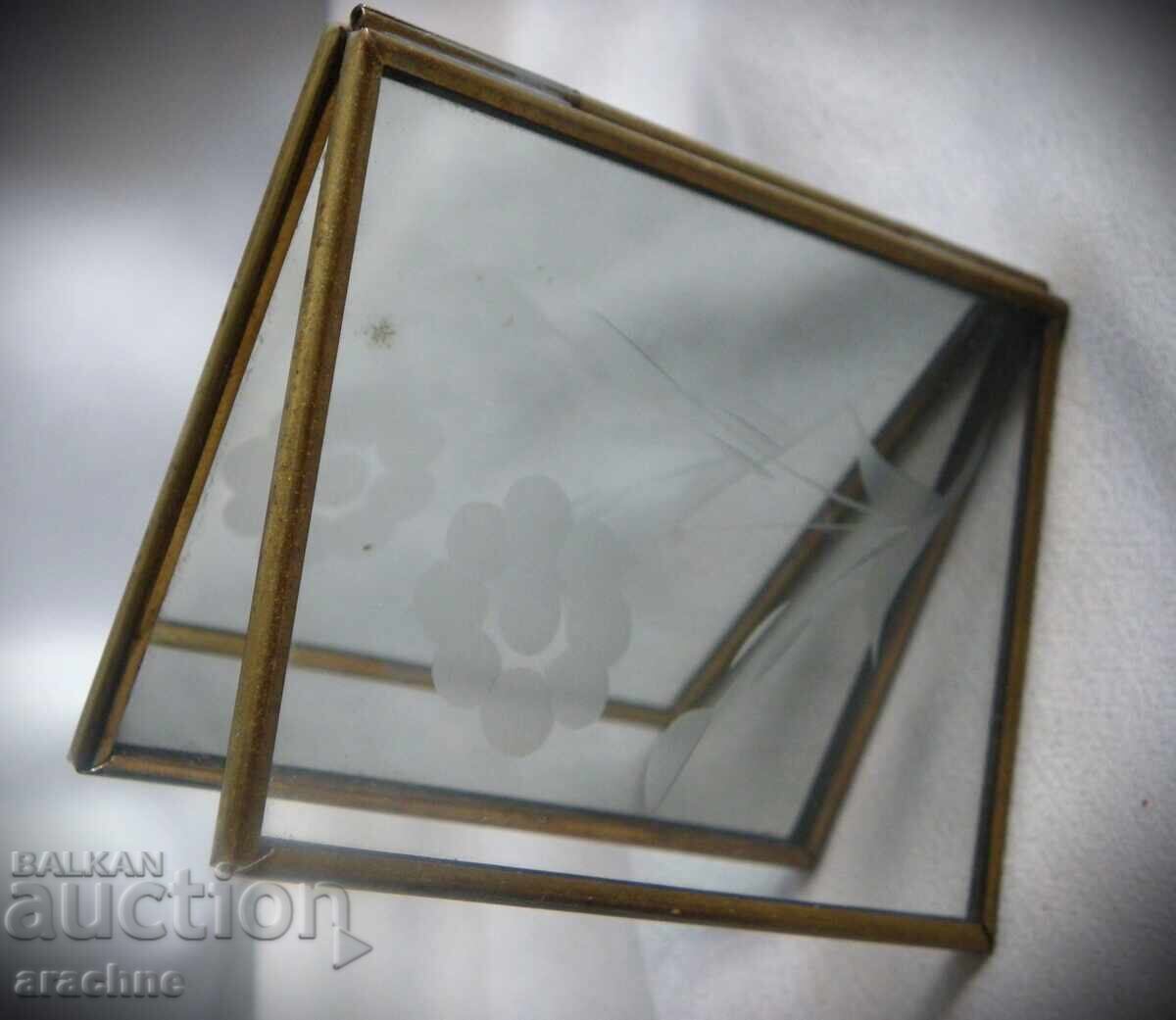 Πρωτότυπος καθρέφτης γυναικείας τσάντας από την αρχή. του 20ου αιώνα. Πρωτότυπος καθρέφτης γυναικείας τσάντας από την αρχή. του 20ου αιώνα.