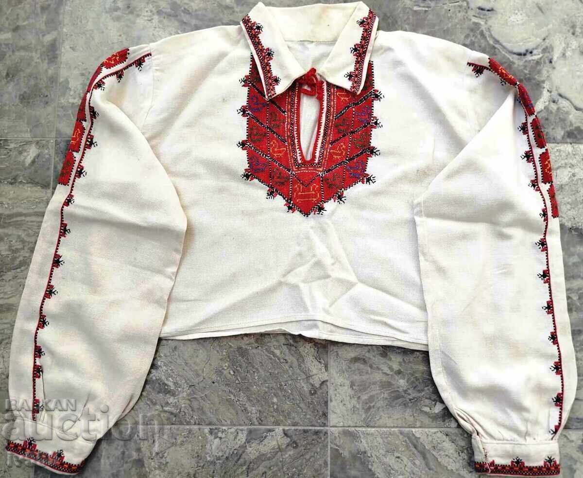 Vând cămașă veche, autentică, pentru copii, cu broderie, pentru purtare. cu preț 200.00 BGN | € 102.26 Vând cămașă veche, autentică, pentru copii, cu broderie, pentru purtare. cu preț 200.00 BGN | € 102.26