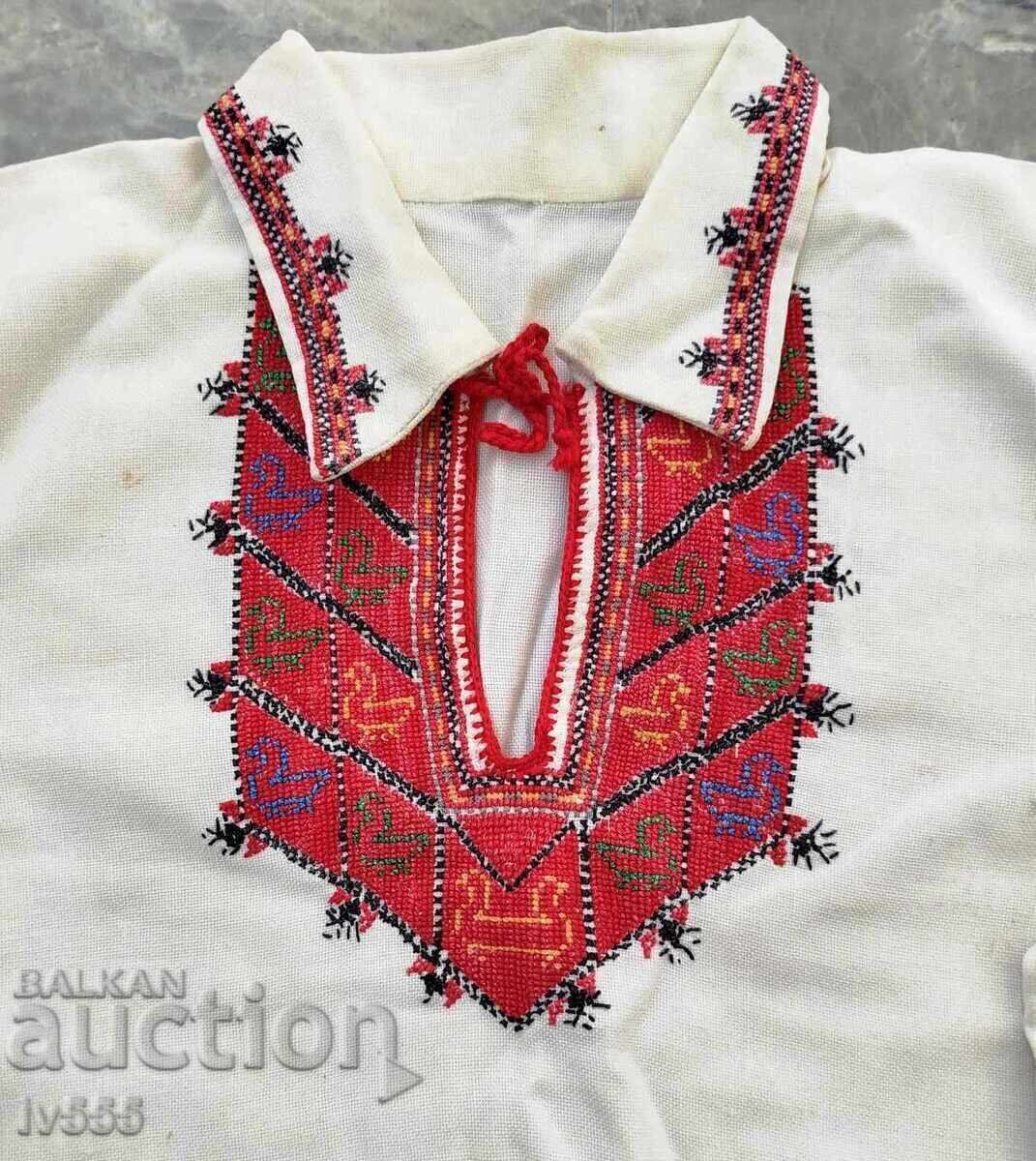 Licitație Vând cămașă veche, autentică, pentru copii, cu broderie, pentru purtare. Licitație Vând cămașă veche, autentică, pentru copii, cu broderie, pentru purtare.