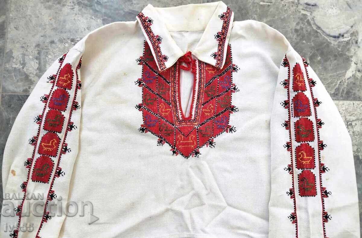 Vând cămașă veche, autentică, pentru copii, cu broderie, pentru purtare. Vând cămașă veche, autentică, pentru copii, cu broderie, pentru purtare.