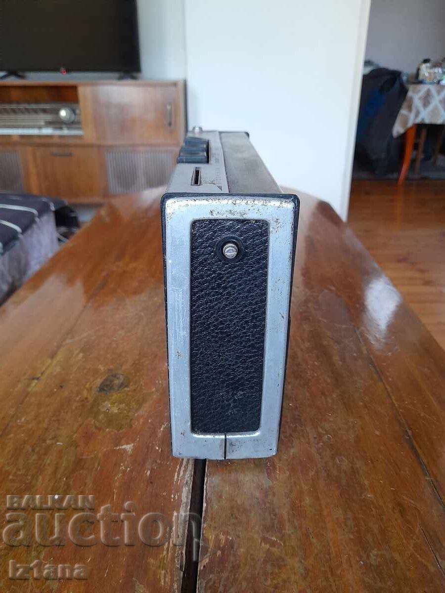 Old radio, Grundig radio receiver with price 43.00 BGN | € 21.99 Old radio, Grundig radio receiver with price 43.00 BGN | € 21.99