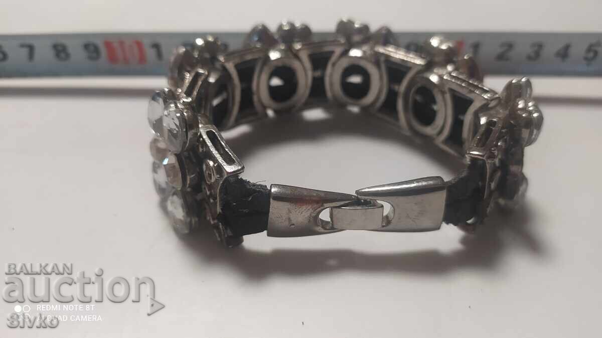 Παράδοση Γκρίβνα μέταλ και λευκά πέτρες μασίφ