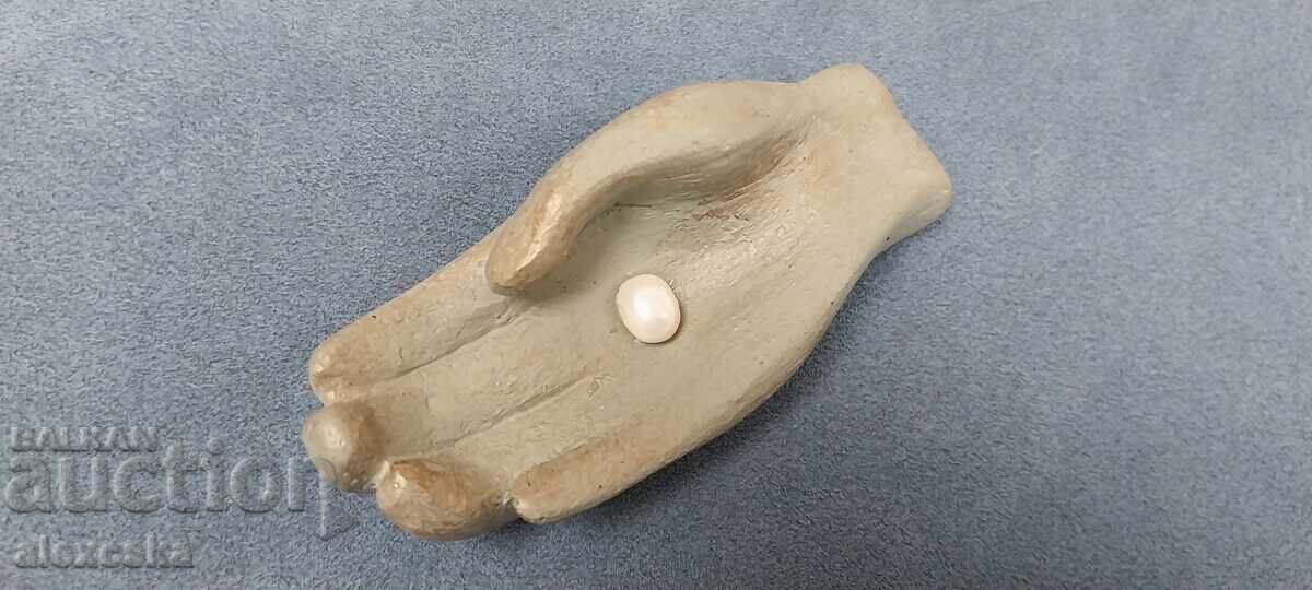 Delivery of "Hand" with pearl